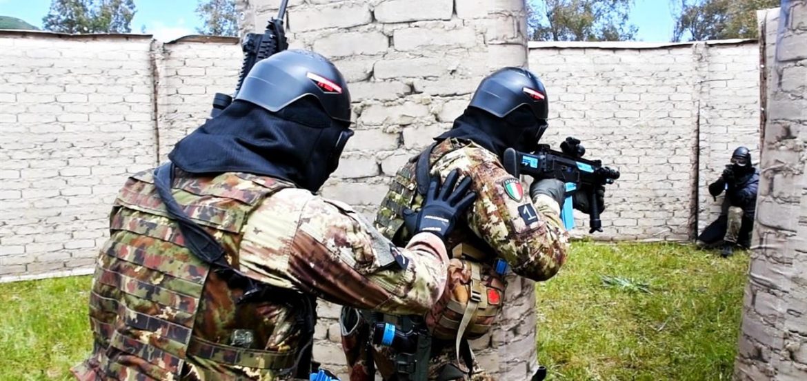 1-Coppia di fucileri ingaggia le forze contrappose in ambito urbano
